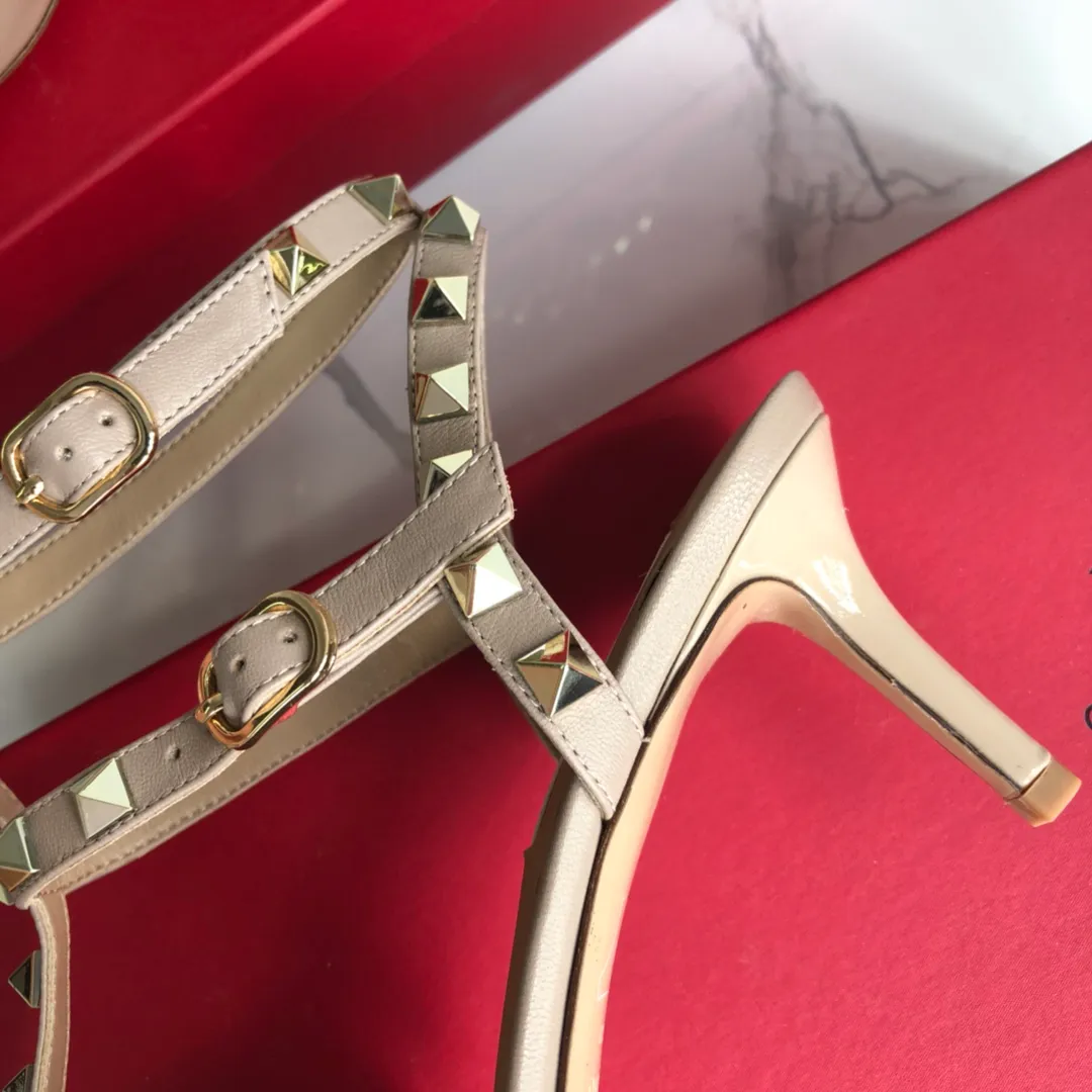 👟👟Ex-factory price 560👟👟 Women's Valentino/Valentino rivets VT classic! Purchase the original version and get a 1:1 top-quality replica! Exquisite hawk beak toe, perfect side arc, original molded custom-made rust-free rivets, one-piece injection molded midsole, and Italian-imported Grade A leather outsole, giving you a genuine foot feel! The first choice for high-end customers to purchase ❤️ [Material] 👑 Upper: top imported cow patent leather/fetal cow leather 👑 Inner lining: original imported mixed goat leather 👑 Outsole: Italian A-grade genuine leather outsole [Color] Full range of 9⃣️ colors ▪️ Patent leather 7 colors: black, white, nude, red, pink, taro purple, light blue ▪️ Fetal cow leather 2 colors: black, haze blue [Heel height]▪️Flat bottom without straps ▪️Flat bottom with straps ▪️6.5cm three-strap mid heel ▪️8.5cm two-strap high heel [Number of yards] 35-39 [34, 40 41 42 customized and non-returnable] [Packaging] 🎁 Equipped with original packaging